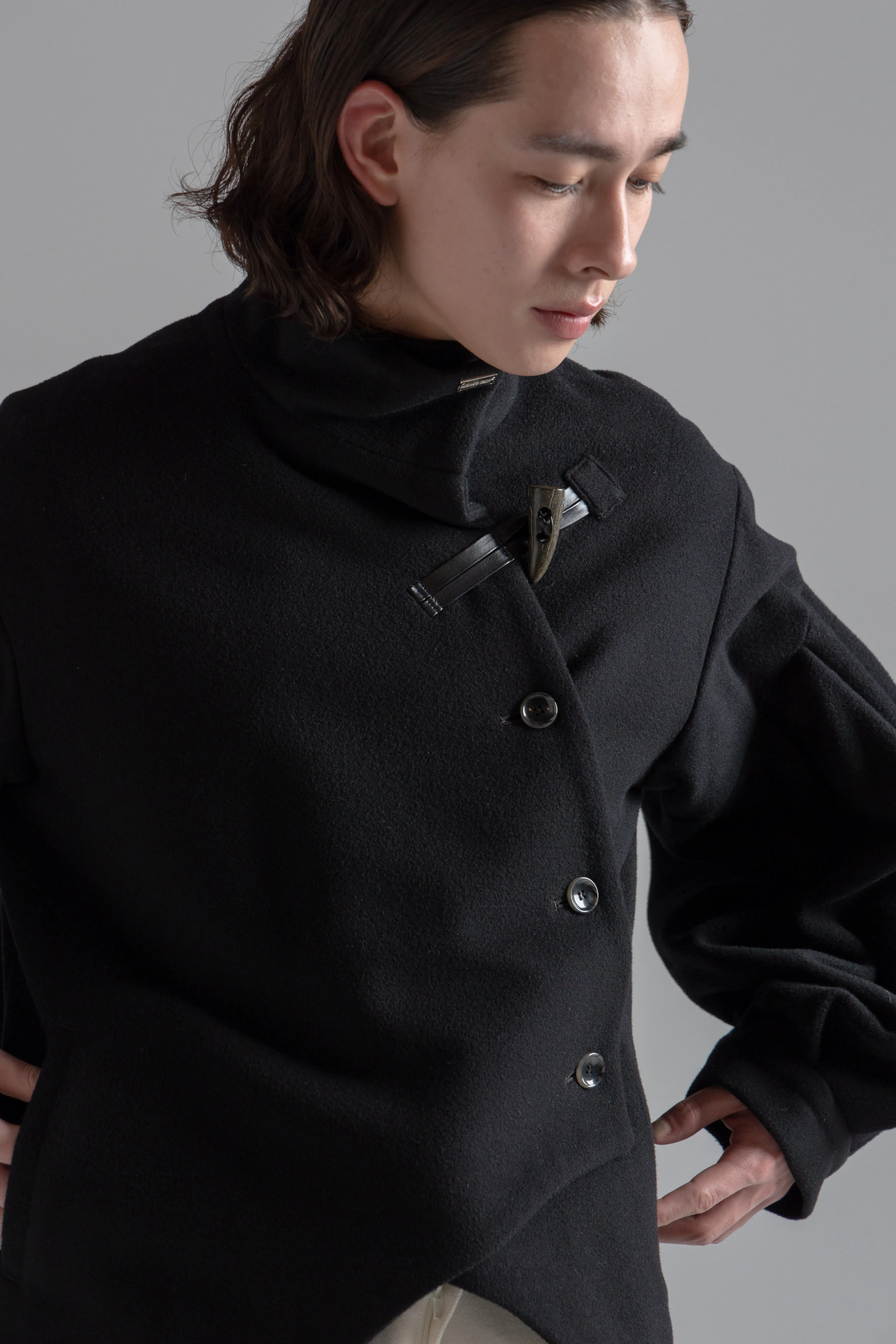 【BLACK LIMITED COLLECTION】Bias Cut Short Duffle Coat